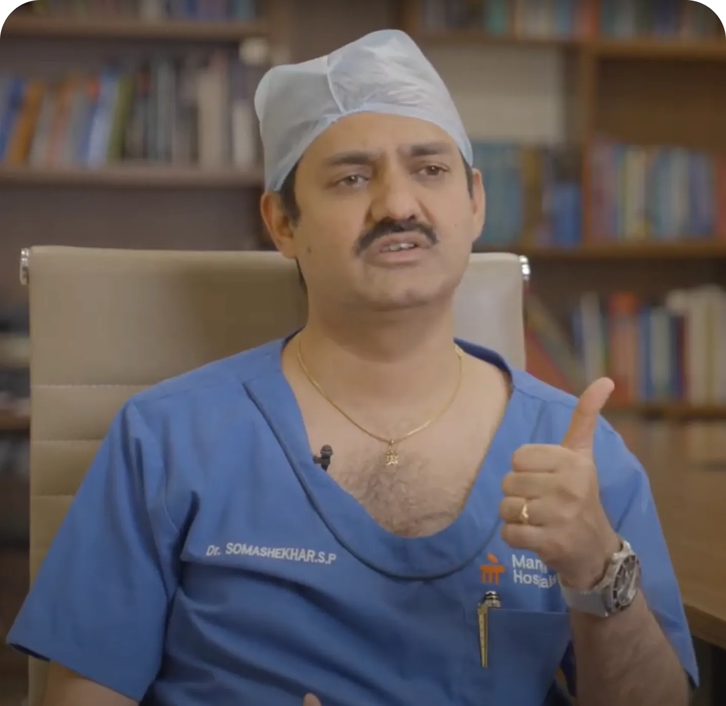 Surgeon using robotic surgery technology and advanced surgical visualization